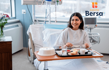 paciente consume una dieta adecuada gracias al servicio de un comedor industrial hospitalario.