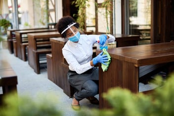 personal de limpieza desinfecta el comedor de una empresa