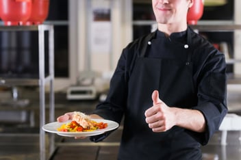proveedor de comedores industriales mostrando un platillo de su menu