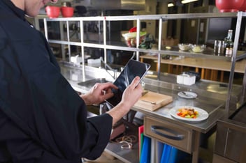 consultor evaluando el comedor de una empresa que busca obtener el distintivo h