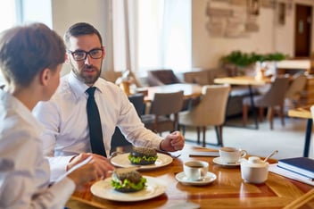 trabajadores felices disfrutan del servicio de comedor de su empresa