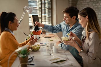 colaboradores felices y productivos disfrutan los alimentos de su servicio de alimentacion empresarial 