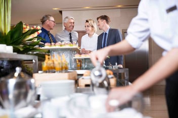 trabajadores disfrutan de sus alimentos en el servicio de comedor moderno de su empresa