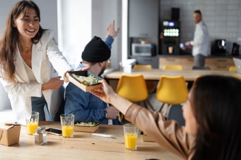 trabajadores disfrutan de sus alimentos en el comedor de su empresa 