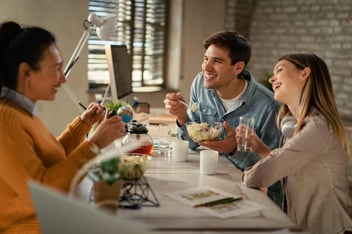 empleados felices comiendo de manera sana gracias al comedor de su empresa