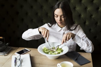 trabajadora come de manera sana gracias a un servicio de alimentacion empresarial con un enfoque nutricional