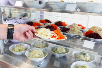 barra de alimentos saludables en el comedor de una empresa