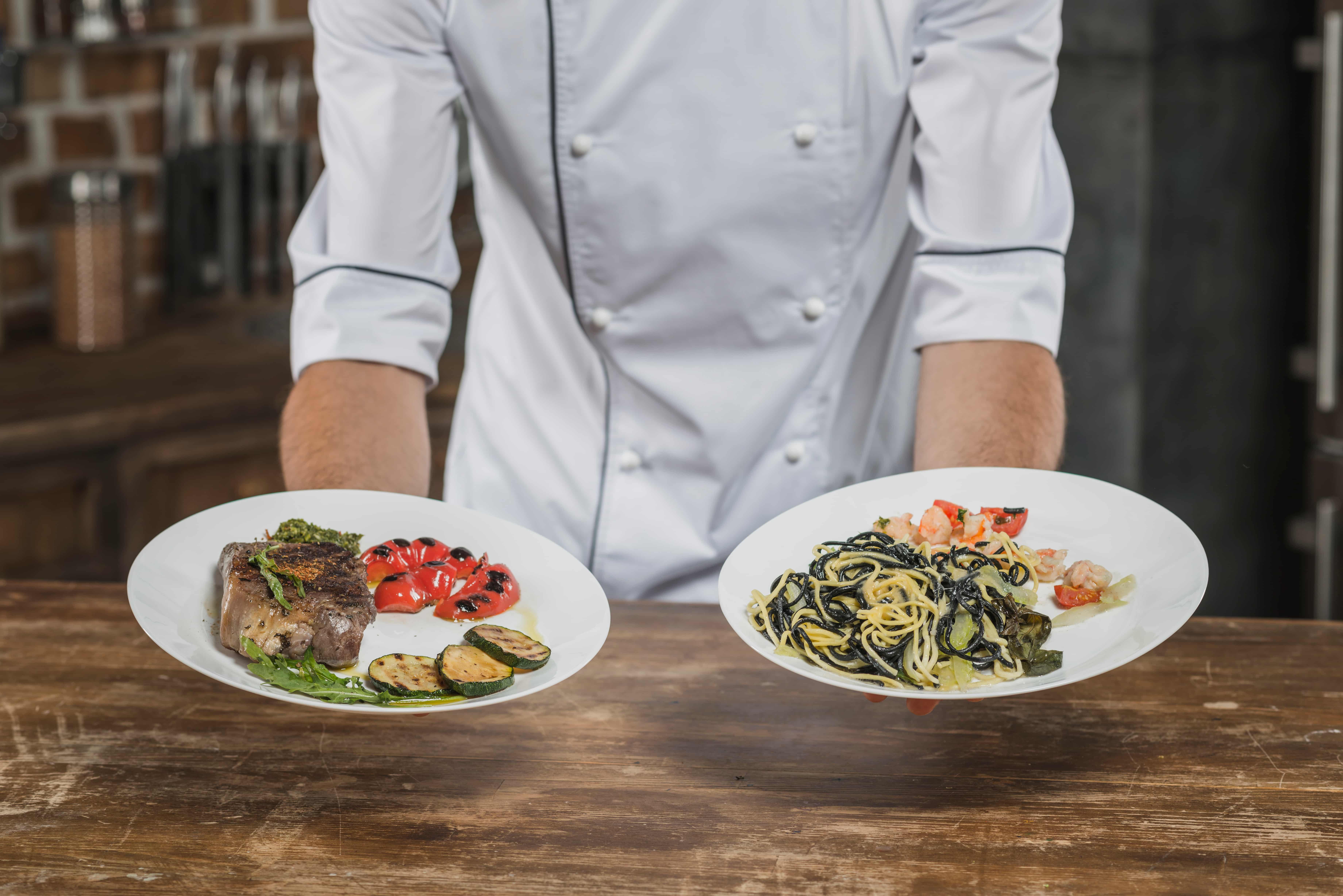 un chef ofrece dos platillos sanos en un comedor industrial 