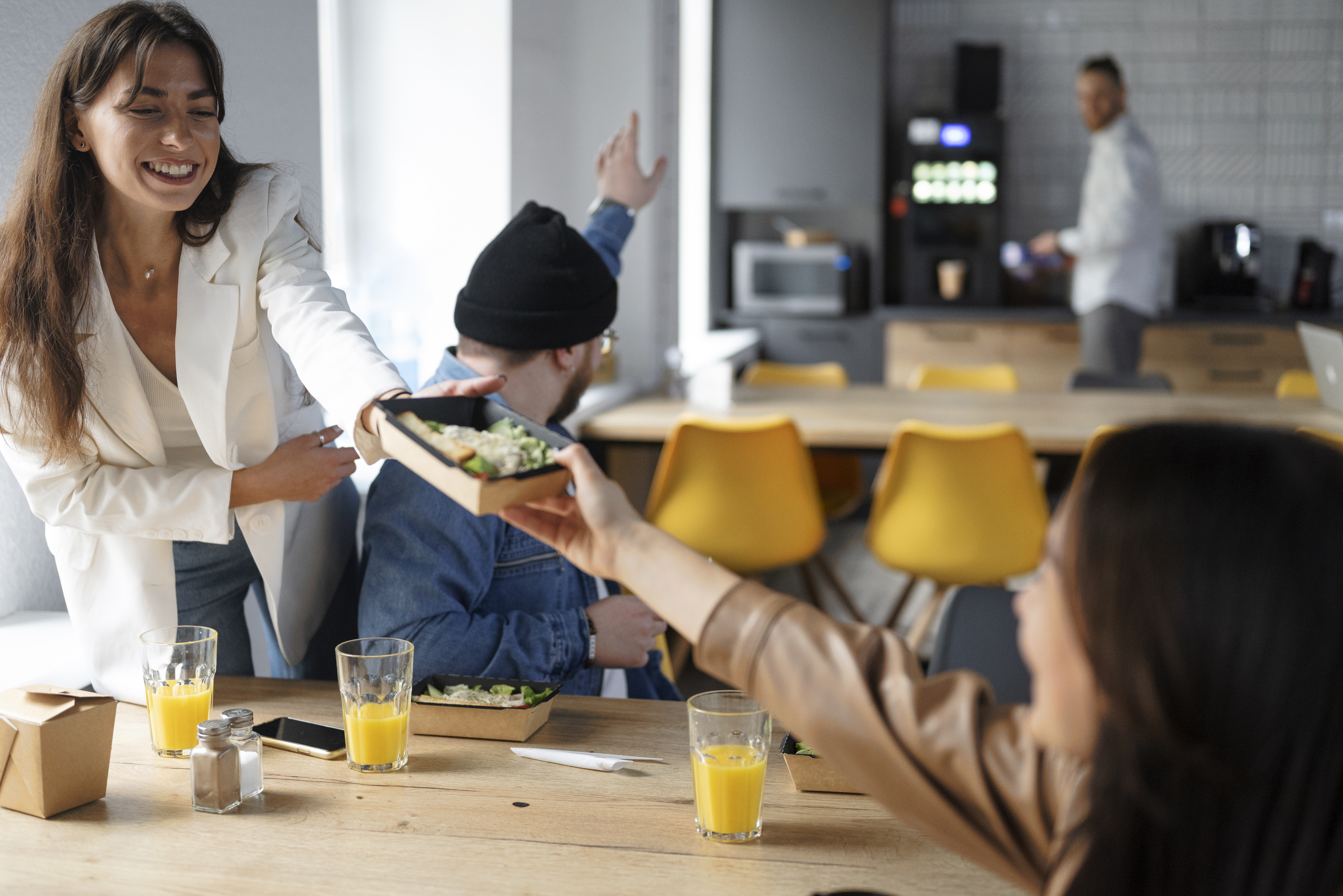 trabajadores disfrutan de sus alimentos en el comedor de su empresa 