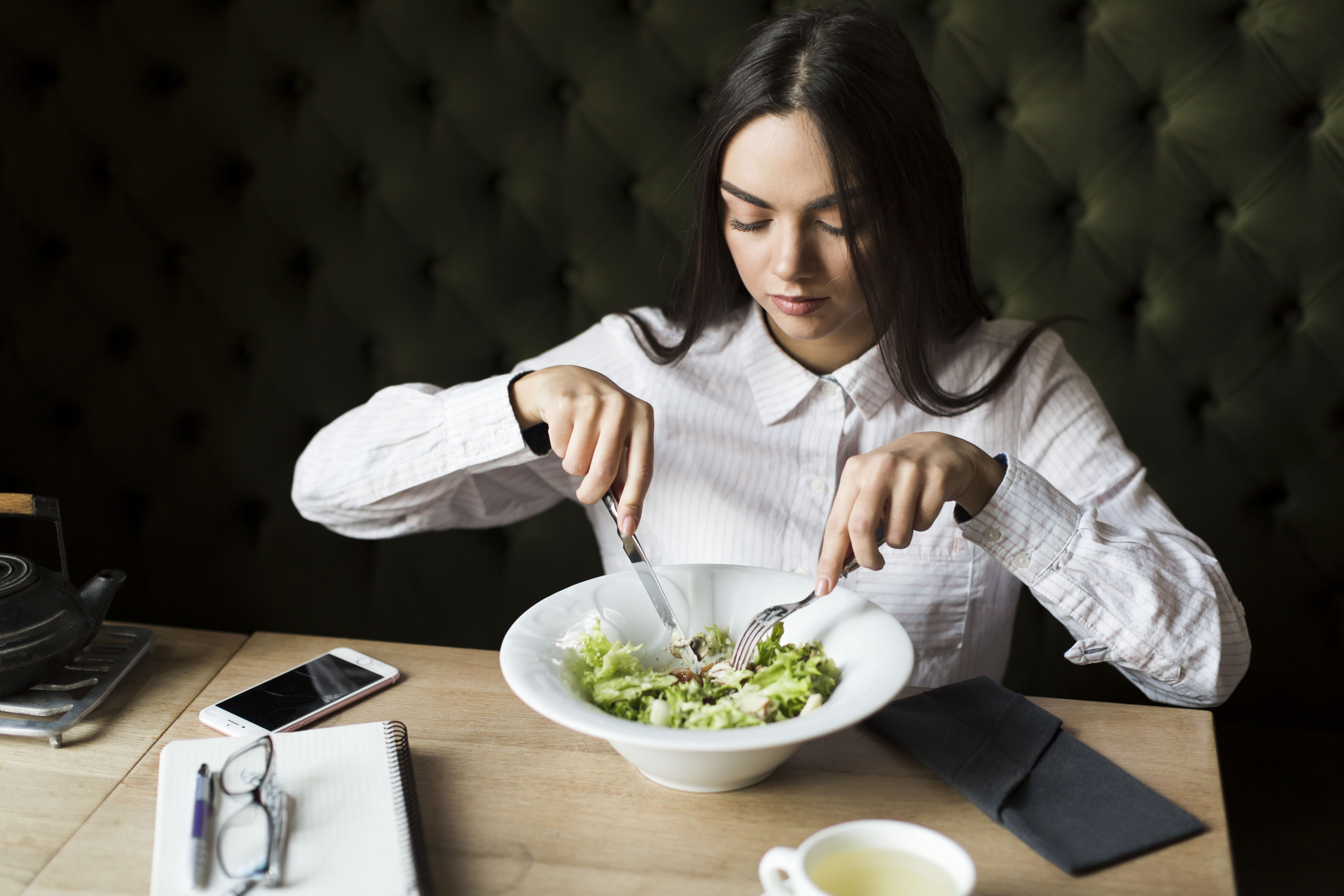 trabajadora come de manera sana gracias a un servicio de alimentacion empresarial con un enfoque nutricional