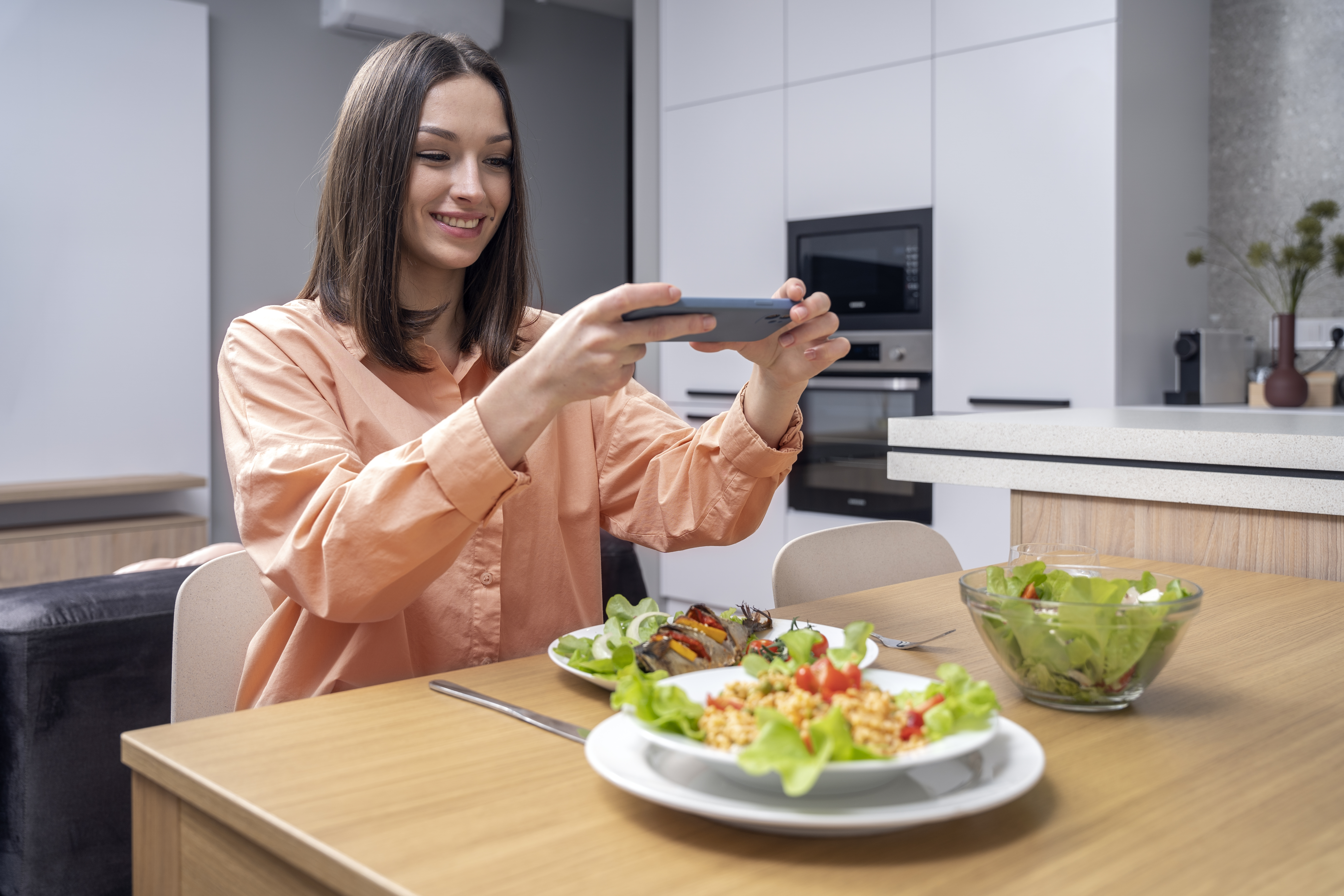 empleada feliz toma una foto a sus alimentos saludables en el comedor industrial de su empresa
