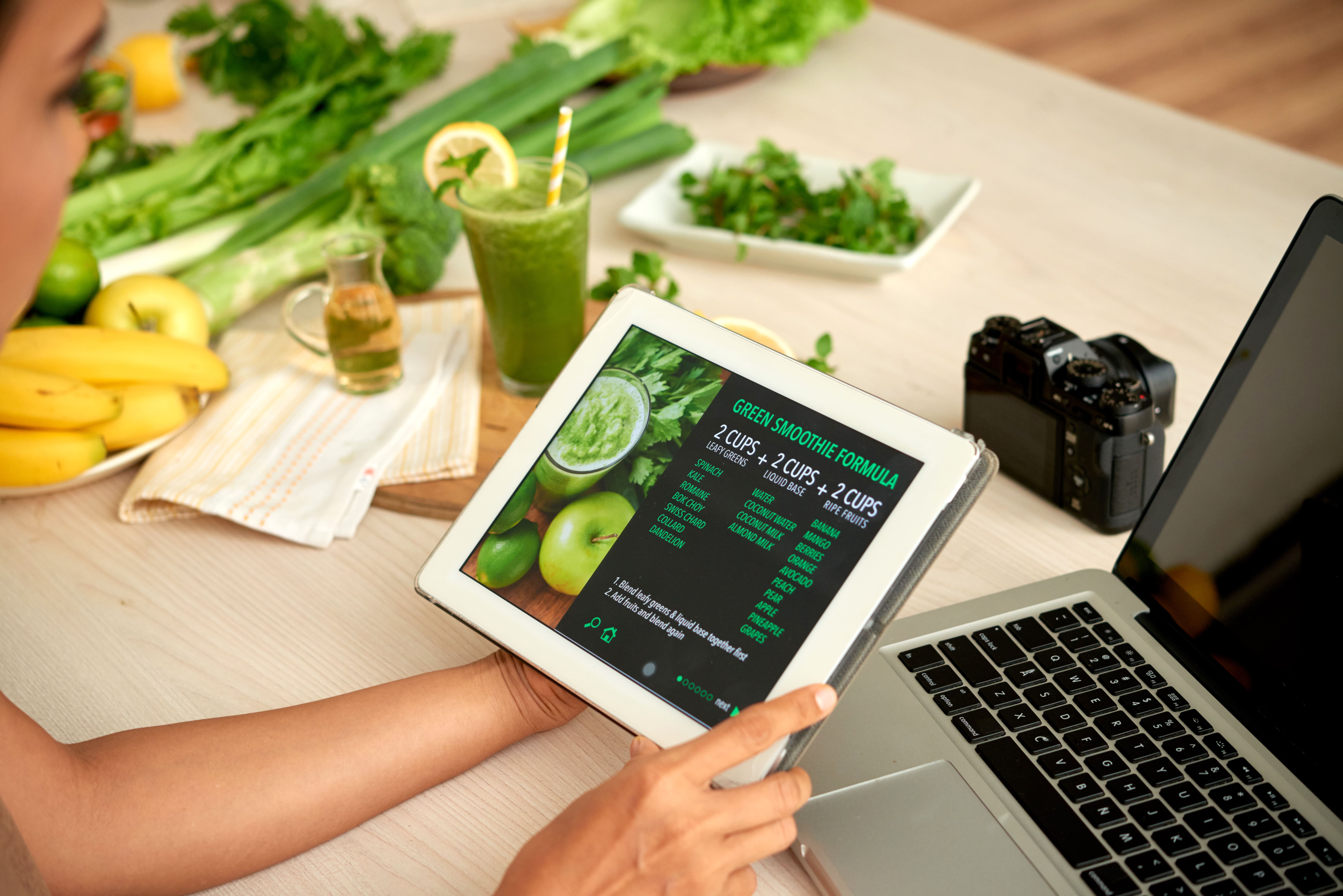 gerente de compras revisa la informacion del comedor de su empresa con la ayuda de un software